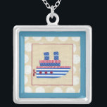 Dampfschiff mit Propeller und Blue Smokestacks Versilberte Kette<br><div class="desc">Alle an Bord! Chariklia Zarris schuf dieses skurrile Dampfschiff,  komplett mit einem Propeller und blauen Rauchfängern. Wenn das nur groß genug wäre,  um eine Kreuzfahrt zu machen. Bestellen Sie ein Exemplar und legen Sie es in Ihre Zuhause,  oder geben Sie es als Geschenk an jemanden,  der ein Kind erwartet!</div>