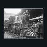 Dampfzug am Bahnhof, 1923 Postkarte<br><div class="desc">Ein Dampfzug am Bahnhof mit dem Zugleiter,  der vorne steht. 1923.</div>