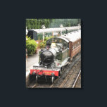 DAMPFZÜGE LEINWANDDRUCK<br><div class="desc">Eine wunderschön restaurierte Dampfbahn und Waggons vergangener Zeiten,  die am Bahnhof ankommen. England UK.</div>