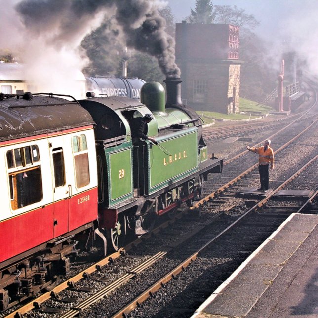 DAMPFZÜGE REISEBECHER (A beautifully restored steam train and carriages of a bygone era.)