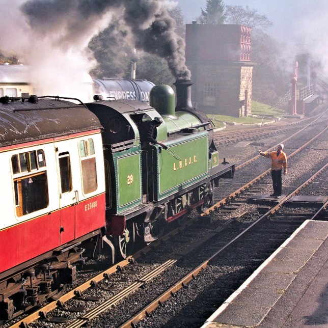 DAMPFZÜGE RUNDER AUFKLEBER (A beautifully restored steam train and carriages of a bygone era.)