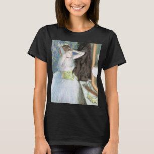 Dancer in ihrem Dressing Room von Edgar Degas T-Shirt