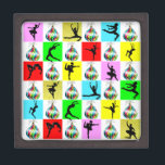 DANCER SUPER STAR CHRISTMAS DESIGN KISTE<br><div class="desc">Dieser beeindruckende und dynamische Tänzer springt durch die Luft für unser fröhliches Tanzweihnachtsdesign auf Verpackungspapier, Ziergegenständen, Geschenktaschen, Weihnachtsfeiern und vielem mehr. Dieser fantastische und erstklassige Prima Ballerina verbringt lieber jede Minute des Tages mit Tanz. Dieses festliche Dancing Holiday Design ist ein geschätztes Geschenk für Geburtstage, Feiertage, oder jeden Anlass, nicht...</div>