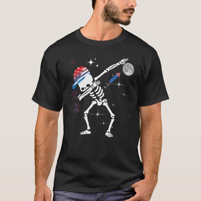 Dancing Dabbing Skeleton 4th of July American Flag T-Shirt (Vorderseite)