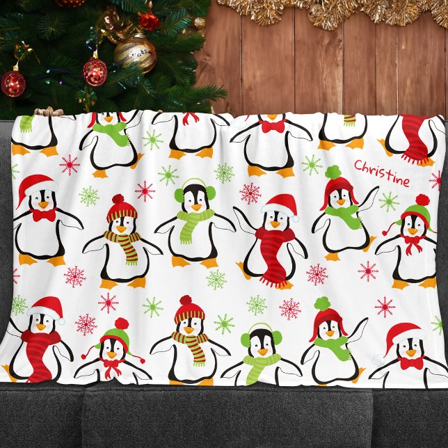 Dancing Penguins Red and Green Pattern Christmas Fleecedecke (Von Creator hochgeladen)