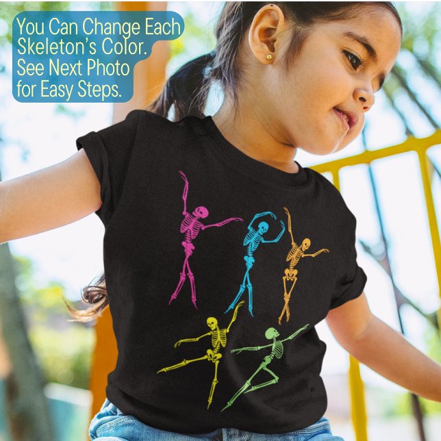 Dancing Skeletons Funny Spooky Ballerina Halloween T-Shirt (Von Creator hochgeladen)