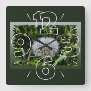 Dandelion in the grass quadratische wanduhr