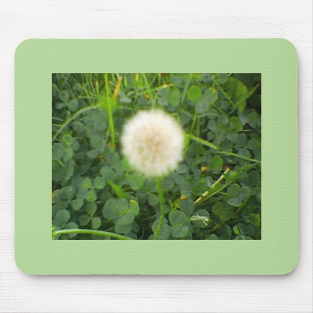 Dandelion Nestled in Green Clover Mousepad (Vorne)