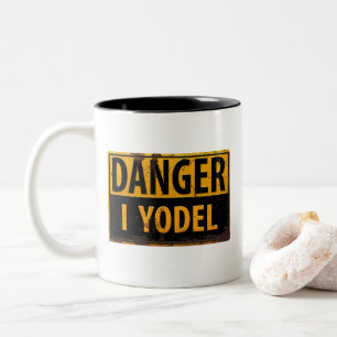 DANGER I YODEL lustiges Zeichen schreien rostiges  Zweifarbige Tasse