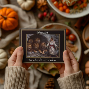 Daniel stehend in den Löwen und Steinmauern Postkarte