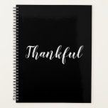 Dank Schwarz-weißer, moderner und eleganter Schrif Planer<br><div class="desc">Dankbar Schwarz-Weiß-Schrift Kalligraphie Text modern niedlich elegante Dankbarkeit Planner. Vollständig anpassbarer weißer Text auf schwarzem schlichtem Hintergrund. Farben sind bearbeitbar. Sie können ihn so verlassen haben,  wie er ist,  oder mit Ihrem Namen,  Initialen,  Jahr usw. personalisieren</div>