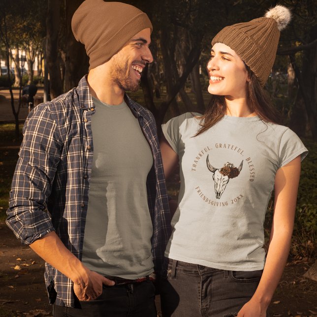Dankbar, gesegneter Western Freundschaft Tri-Blend Shirt (Thankful, Grateful, Blessed Friendsgiving Thanksgiving T-Shirt. Hand-Drawn Cow Skull & Roses.)