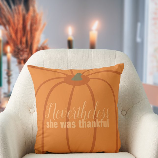 Dankbar Orange Modern Erntedank Throw Kissen (Nevertheless, she was thankful . Cute throw pillow for your thanksgiving holiday decor)