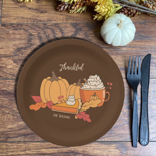 Dankbar Pumpkin alles Brown Paper Plate Pappteller (Cute Thanksgiving dinner brown paper plates .Personalize them with your family's name if you wish .
)