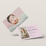 Dankbare Baby Girl Fotos Pink Baby Dusche Einladung<br><div class="desc">Personalisierte Babyankündigungskarte mit elegantem und modernem Script-Weiß "dankbar" Text. Ersetzen Sie das Foto, die Rosa Hintergrundfarbe und die Details, um sie an Ihre spezielle Kindergeburtseinleitung anzupassen. Benutzen Sie dieses, um allen von Ihrer Babydusche zu danken, sobald Ihr Baby ankommt. Passen Sie die Fotos (Vorder- und Rückseite) Gruß, Babyname (Skripttyp), Geburtsdatum,...</div>