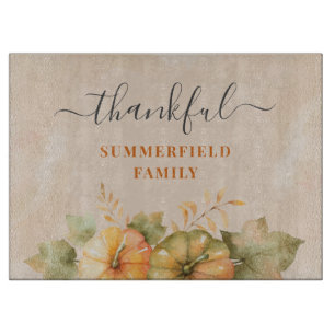 Dankbare Familie Kürbis Thanksgiving Abendessen Schneidebrett