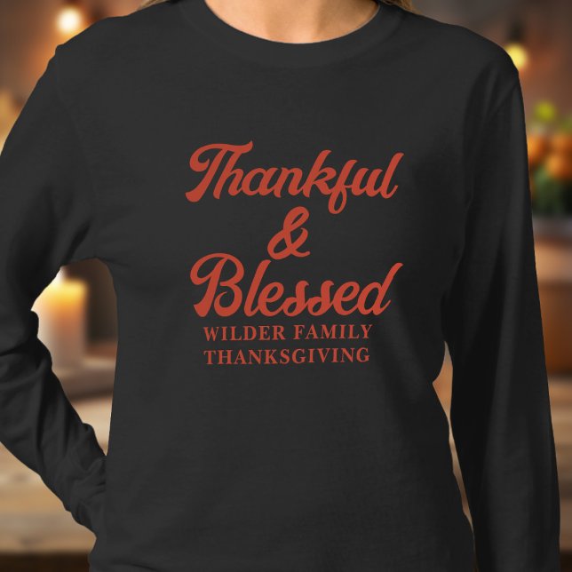 Dankbarer und gesegneter Erntedank T - Shirt (Just add your family name to this Thankful & Blessed long sleeve t-shirt)