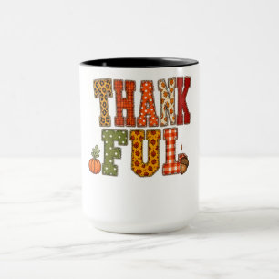 Dankbares gemustertes Buchstaben-Thanksgiving-Desi Tasse