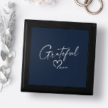 Dankbares Herz | Ihr Name Juwelier Geschenkboxen<br><div class="desc">Atmen Sie diese positive Energie mit einer "Dankbarkeit" Holzschmuckbox,  die ein einzigartiges individuelles Design mit "Dankbar" in eleganter Handschrift,  einem wunderschönen handgezeichneten Herz und Ihrem personalisierten Namen aufweist. Im Nordseewasser blau,  weiß und grau oder einfach bearbeiten Sie die Primärfarbe,  wie Sie möchten. Ein großartiges Geschenk für diesen besondere Anlass.</div>