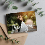 Danke | Country Text Hochzeit danke Karte<br><div class="desc">Länderspezifische Pinselskripte mit schönem Foto des neuen Mr. und Mrs. Das Bild sowie die Farben und Texte können personalisiert sein.</div>