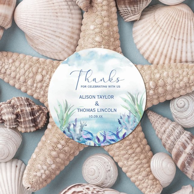 Danke, dass du mit uns gefeiert hast! Sommerhochze Runder Aufkleber (design for summer weddings, engagement parties, features seashells of blue watercolor and rainbow.)