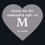 Danke Monogram Sticker:Steel Gray Herz-Aufkleber<br><div class="desc">Ein Dankeschön mit Ihrem Mono- und Hochzeitsdatum gibt Ihnen eine persönliche Touch und einen trendigen Designer-Look für Ihre Hochzeitsaufkleber. Sie sind großartig für Ihre Gastgeschenke Hochzeiten, Dankeschön Notizen, etc. Ein Dankeschön an Sie Hochzeitsaufkleber in der neuesten Farbe, um ein elegantes Aussehen zu geben Mehr neueste Farben sind als Hintergrund für...</div>