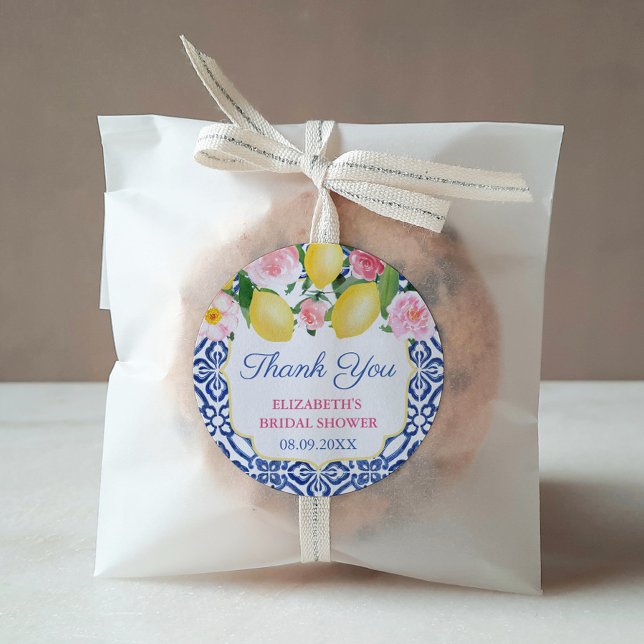 Danke Positano Lemons Polterabend Gefallen Runder Aufkleber (Bridal Shower Favor: Lemons with pink flowers against a blue and white Portuguese tile background. )