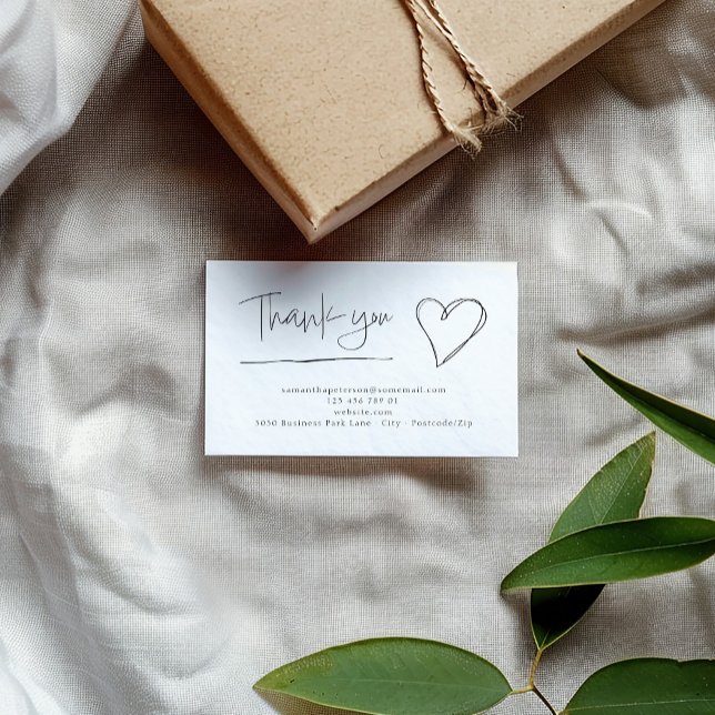 Dankeschön vom Hand gezeichnetes Herz für die Kund Begleitkarte (Minimalist thank you card with heart and contact details on kraft gift box.)