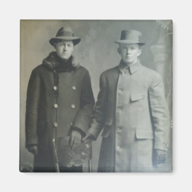Dapper Brothers in Overcoats RPPC B&W Foto Image Magnet (Vorne)