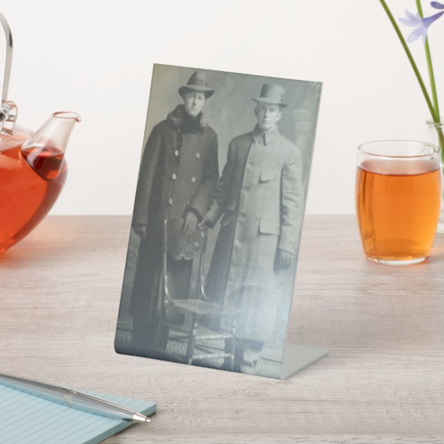 Dapper Brothers in Overcoats RPPC B&W Foto Image Sockelschild (In SItu)