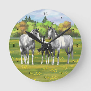 Dapple Gray Pinto Paint Horses In Summer Pasture Runde Wanduhr