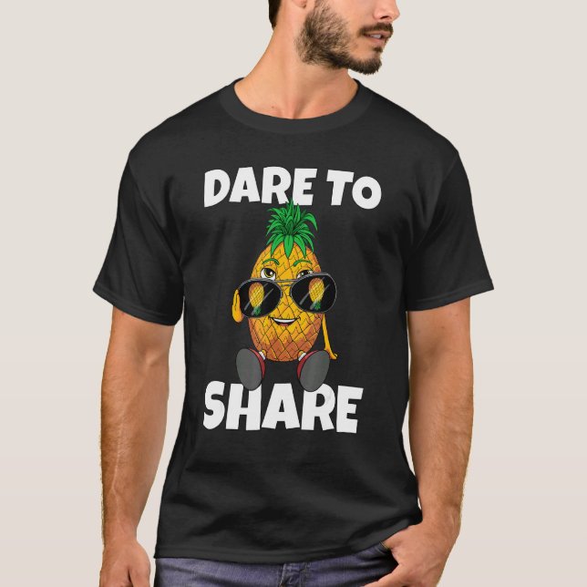 Dare To Share Swinger Upside Down Sunglasses Pinea T-Shirt (Vorderseite)