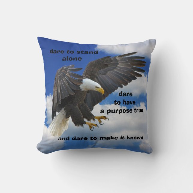 Dare to Stand Alone, American Bald Eagle Edition Kissen (Vorderseite)