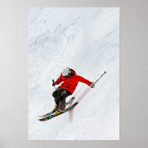 Daring Skier fliegen eine steile Steigung hinunter Poster
