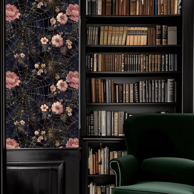 Dark Academia Spider Webs mit rosa Blume Tapete (Dark Academia Spider Webs with Pink Flowers Wallpaper in a library.)