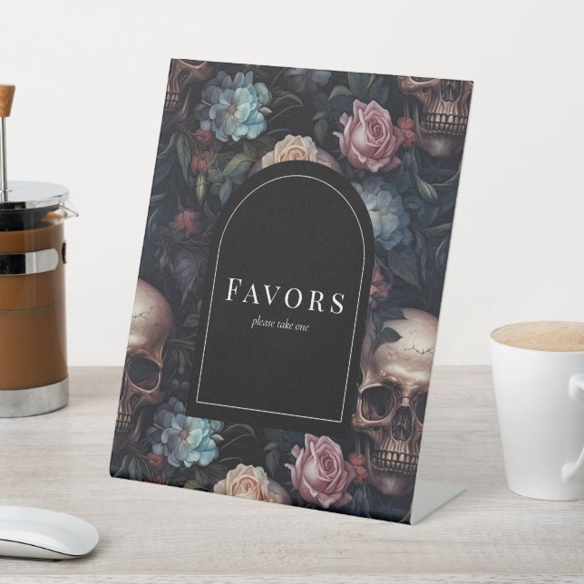 Dark and Moody Floral Gothic Brautparty Sign Sockelschild (In SItu)