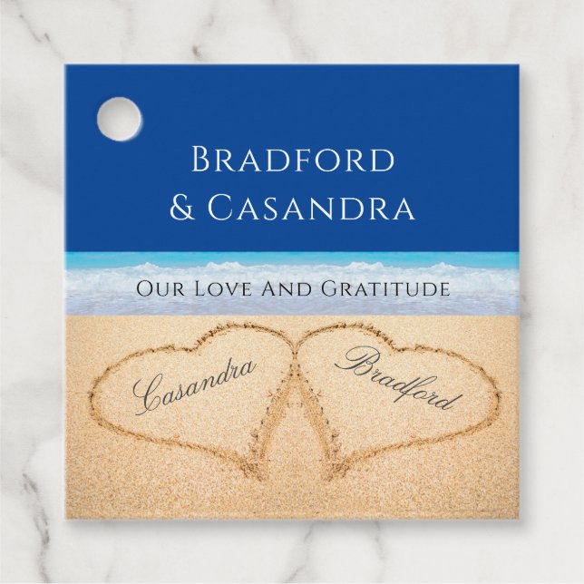Dark Blue Beach Hochzeit 2 Herzen im Sand Geschenkanhänger (Vorderseite)