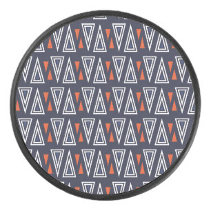 Dark Blue und Red Geometric Triangle Pattern Eishockey Puck