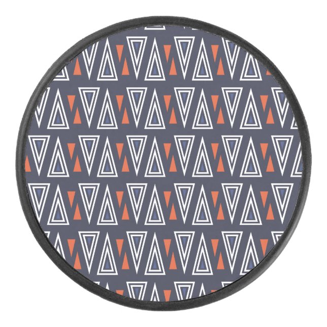 Dark Blue und Red Geometric Triangle Pattern Eishockey Puck (Vorderseite)