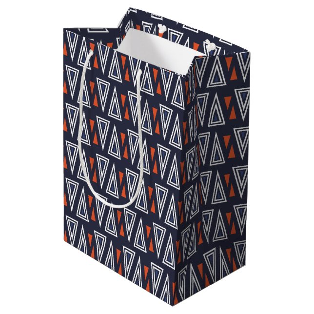 Dark Blue und Red Geometric Triangle Pattern Mittlere Geschenktüte (Rückseite Schrägansicht)