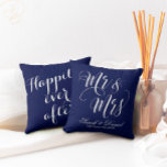 Dark Blue White Mr & Mrs Wedding Keepake Pillow Kissen<br><div class="desc">Dark Blue White Mr. & Mrs. Wedding Keepake Pillow. Trendige Hochzeitskissen,  um Ihr Zuhause-Dekor mit persönlicher Touch der Liebe zu verbessern. Personalisieren Sie Ihren Namen,  Ihr Hochzeitstermin,  und Sie können es mit Ihrer eigenen persönlichen Nachricht auf der Rückseite weiter anpassen. Auch ein tolles Geschenk für ein Hochzeitspaar.</div>