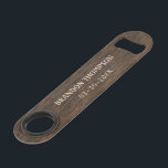 Dark Cacao Brown Rustic Chic Wood Grain Muster Speed Flaschenöffner<br><div class="desc">Moderne,  moderne,  aber rustikale dunkelbraune und schwarz gefärbte Holzkornmuster Design mit Raum zu personalisieren oder mit Namen und Datum,  oder begrenztem Text Ihrer Wahl. Vergnügungspark,  Gastgeschenk und persönliches Memento für besondere Anlässe und Anlässe wie Jubiläum,  Bachelor-Party,  Weihnachts-kleine Geschenk,  für Hochzeitsgäste,  Trauzeuge oder Trauzeugen.</div>