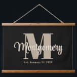 Dark Custom Family Name Sign Wedding Gift Idee Wandteppich Mit Holzrahmen<br><div class="desc">Dieses von Toni entworfene Familienzeichen verbindet zeitlose Eleganz mit persönlichem Charme. Dieses Schild mit einem subtilen Initial deines Nachnamens dient als Anweisungsstück für jede Zuhause. Egal, ob in Einstiegsräumen, Wohnzimmern oder Büros, es fügt Ihrem Raum eine raffinierte und sentimentale Touch hinzu. Personalisieren Sie den Nachnamen, das Anfangs- und das Ostdatum....</div>