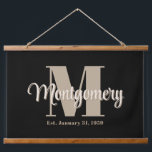 Dark Custom Family Name Sign Wedding Gift Idee Wandteppich Mit Holzrahmen<br><div class="desc">Dieses von Toni entworfene Familienzeichen verbindet zeitlose Eleganz mit persönlichem Charme. Dieses Schild mit einem subtilen Initial deines Nachnamens dient als Anweisungsstück für jede Zuhause. Egal, ob in Einstiegsräumen, Wohnzimmern oder Büros, es fügt Ihrem Raum eine raffinierte und sentimentale Touch hinzu. Personalisieren Sie den Nachnamen, das Anfangs- und das Ostdatum....</div>