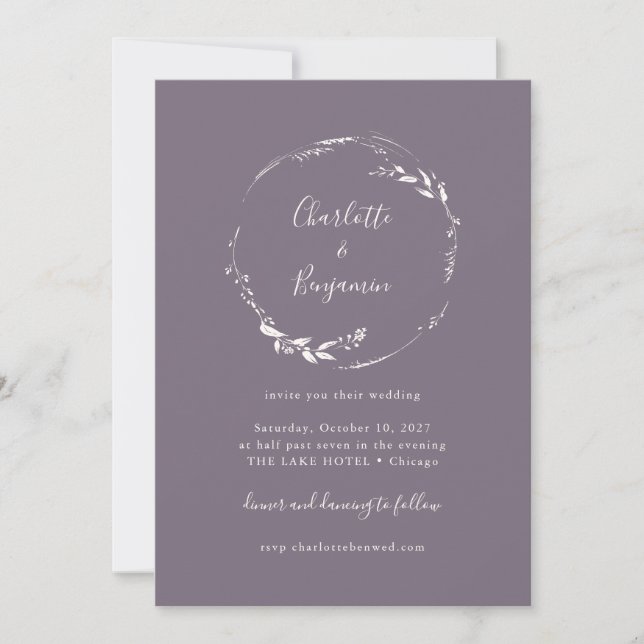 Dark Dusty Lilac Floral Wreath Script Wedding Einladung (Vorderseite)