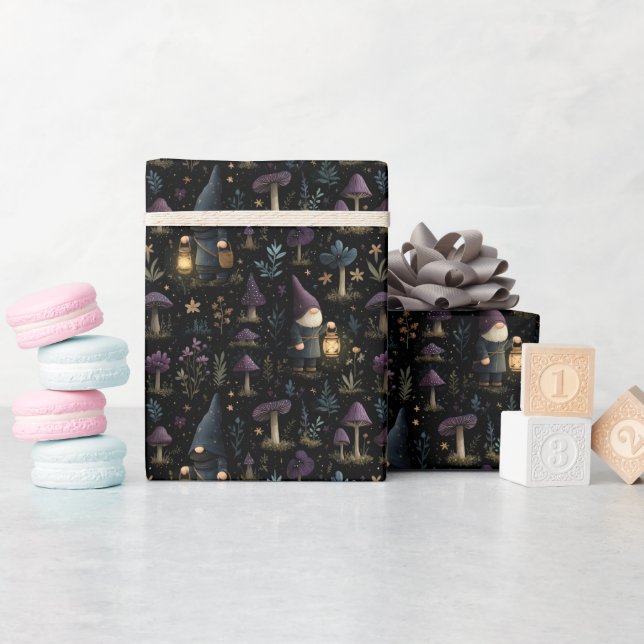 Dark Fantasy Gnome und Mushroom Pattern Geschenkpapier (Babyparty)