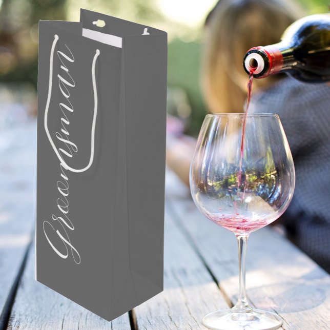 Dark Gray Stylized Script Wedding Trauzeuge Geschenktüte Für Weinflaschen (In Situ)