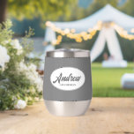 Dark Gray Stylized Wedding Trauzeuge Name<br><div class="desc">Gönnen Sie Ihrem Hochzeitsreisenden einen Trauzeuge mit diesem personalisierten Edelstahl-Edelstahlwascher,  der in einem weißen,  ovalen Design in einem stilisierten Drehbuch seinen Namen trägt. Hintergrundfarbe und Skript ist ein dunkelgrau. Personalisieren Sie Ihren Weinwäscher,  indem Sie den Namen mit dem gewünschten Namen bearbeiten und ersetzen. Erhältlich in vielen beliebten Hochzeitsfarben.</div>