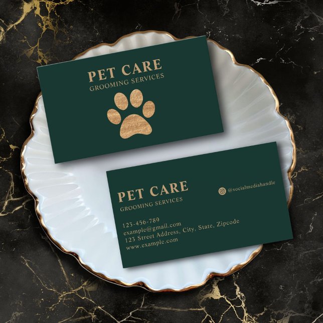 Dark Green Modern Luxury Golden Paw Pet Grooming Visitenkarte (deep green premium modern luxury professional pet grooming service business card with gold font)