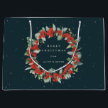 Dark Green Red Berry Eukalyptus Christmas/Holiday Große Geschenktüte<br><div class="desc">Elegante,  dunkelgrüne Weihnachts-/Feiertagsgeschenktasche mit persönlicher Nachricht und Namen. Mit einem Kranz von Hand bemalten roten Beeren und Eukalyptus. Der gesamte Text ist vollständig editierbar,  sodass Sie den Schriftart leicht ändern können. Verschiedene Taschen in verschiedenen Größen und Koordinatensets in meinem Geschäft verfügbar.</div>